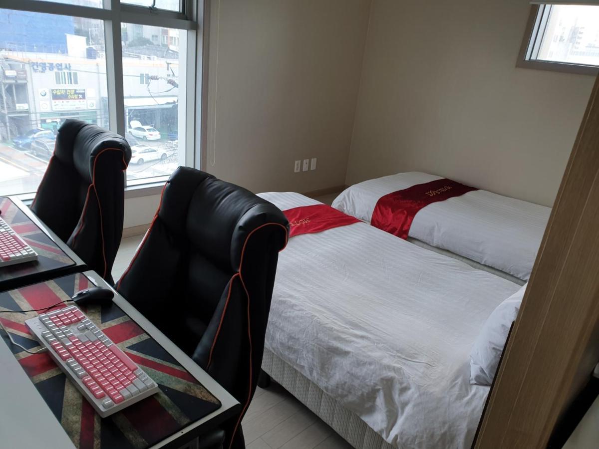 Joy Hotel Jeju Bagian luar foto