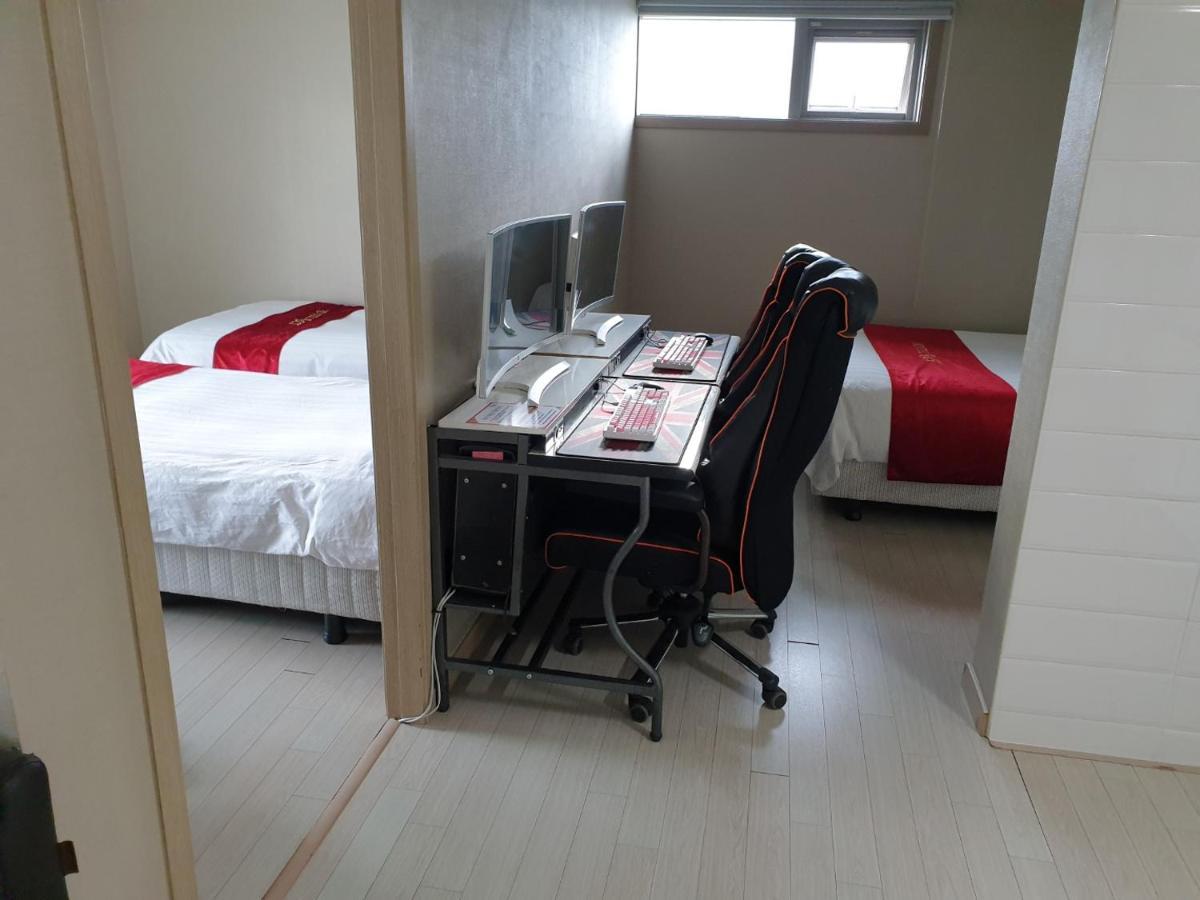 Joy Hotel Jeju Bagian luar foto