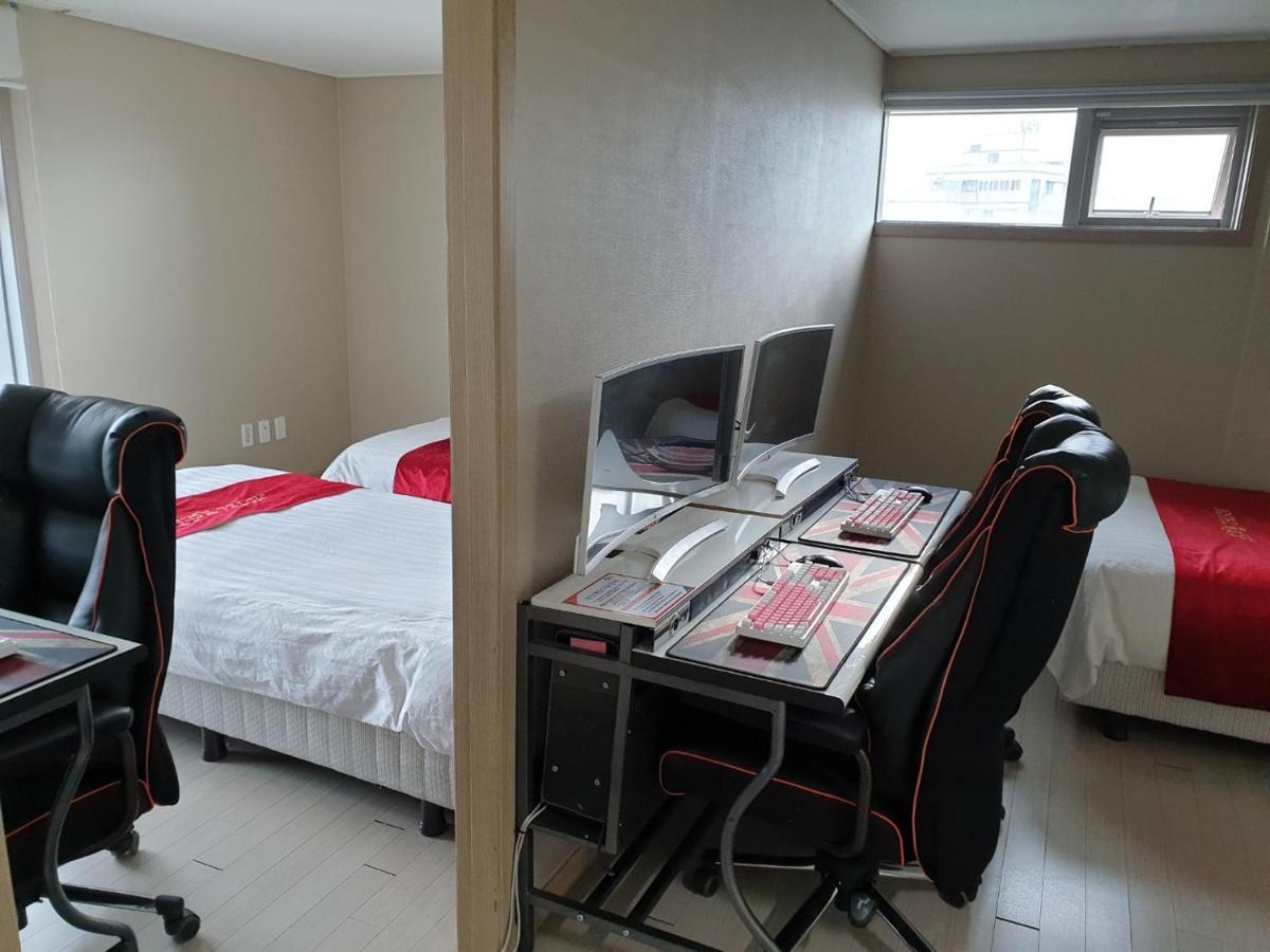 Joy Hotel Jeju Bagian luar foto