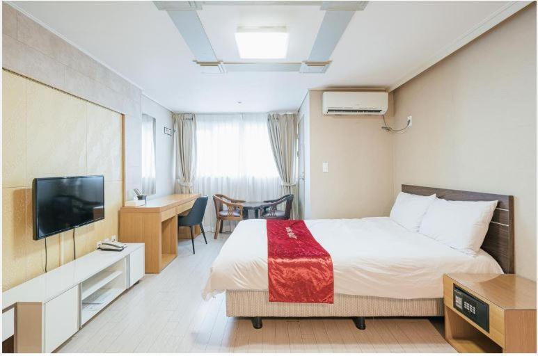 Joy Hotel Jeju Bagian luar foto