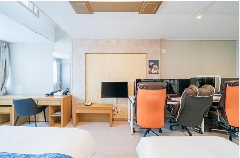 Joy Hotel Jeju Bagian luar foto