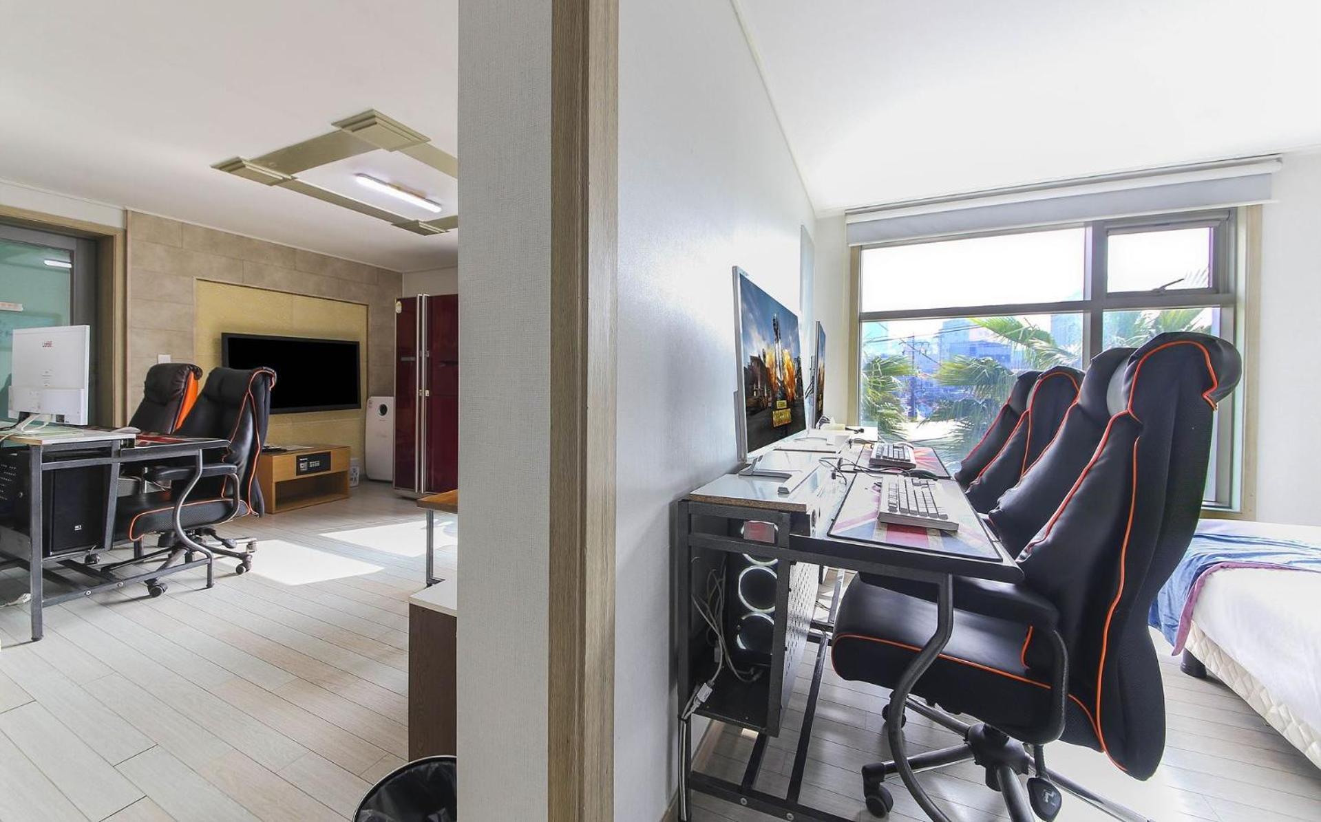 Joy Hotel Jeju Bagian luar foto