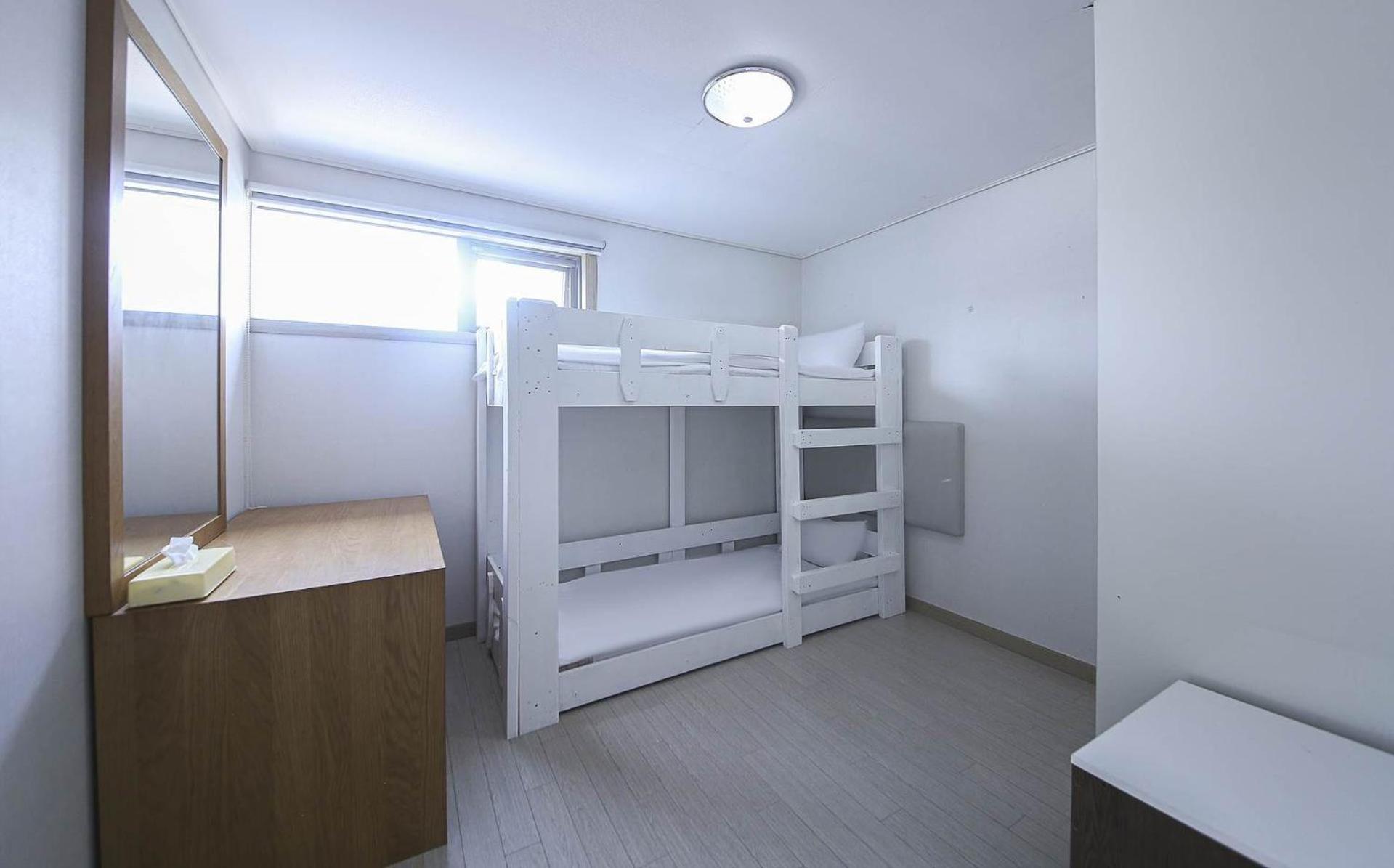 Joy Hotel Jeju Bagian luar foto