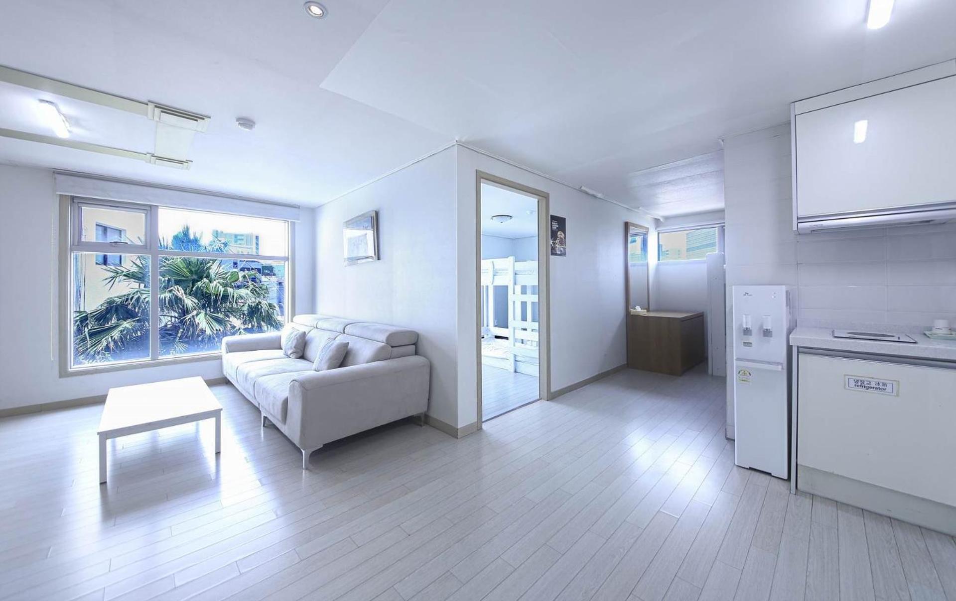 Joy Hotel Jeju Bagian luar foto