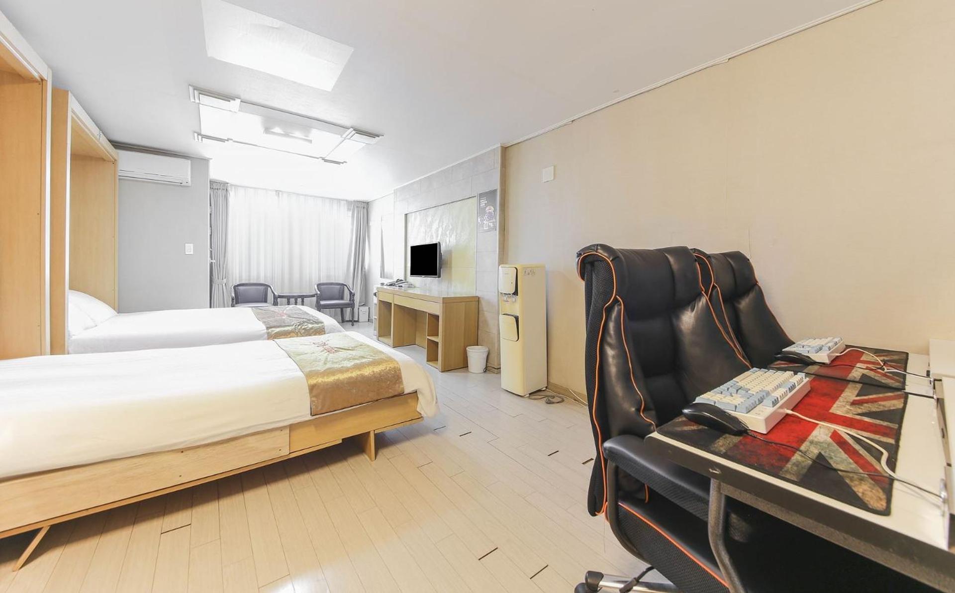 Joy Hotel Jeju Bagian luar foto