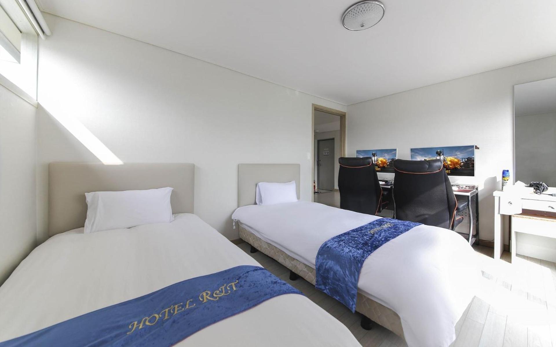 Joy Hotel Jeju Bagian luar foto